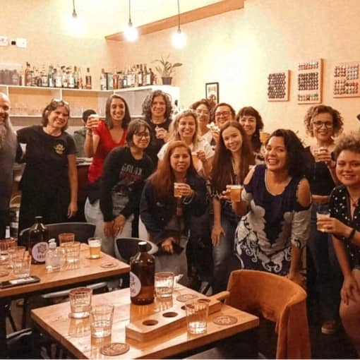 Reunião na cervejaria artesanal